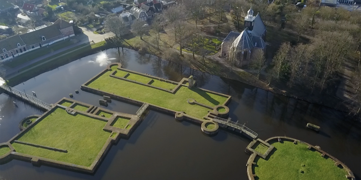 Luchtfoto van de fundamenten van Kasteel Egmond en de Slotkapel